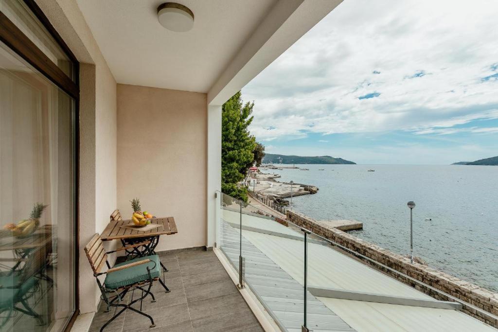 Apartments Joy Herceg Novi Buitenkant foto