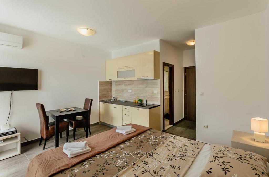Apartments Joy Herceg Novi Buitenkant foto
